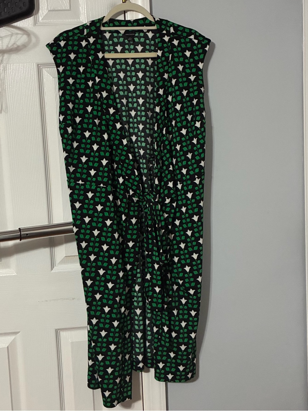 Sleeveless Green Heart-Print Wrap Dress